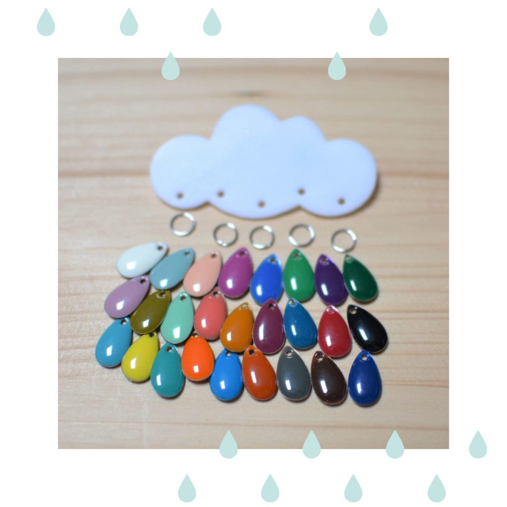 broche nuage blanc et gouttes émaillées multicolores
