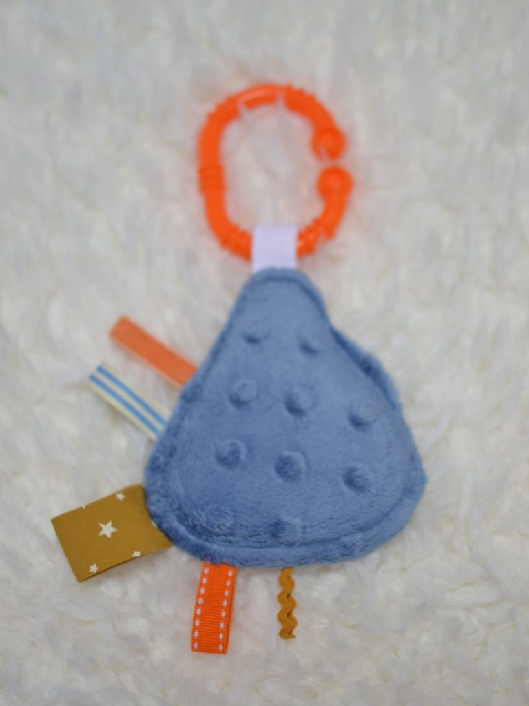 mini doudou étiquettes gouttes bleue et anneau dentition orange