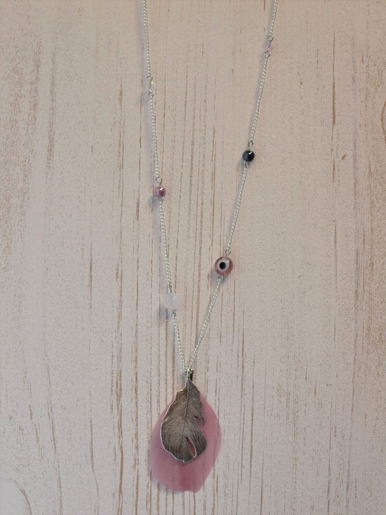 Sautoir plume argentée et rose perles