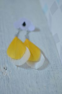 boucles d'oreilles plumes pendantes jaune et blanc