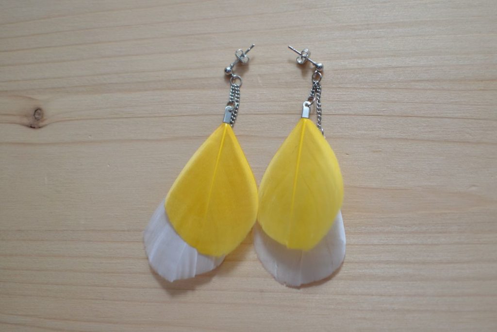 boucles d'oreilles plumes pendantes jaunes et blanches