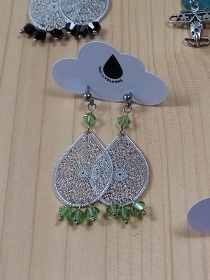 boucles d'oreilles gouttes argentées et toupies vert clair