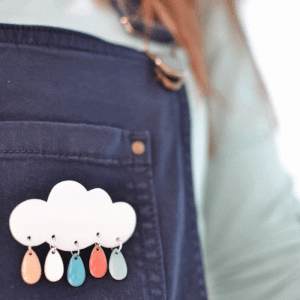 3 façons de porter broche nuage et gouttes multicolores