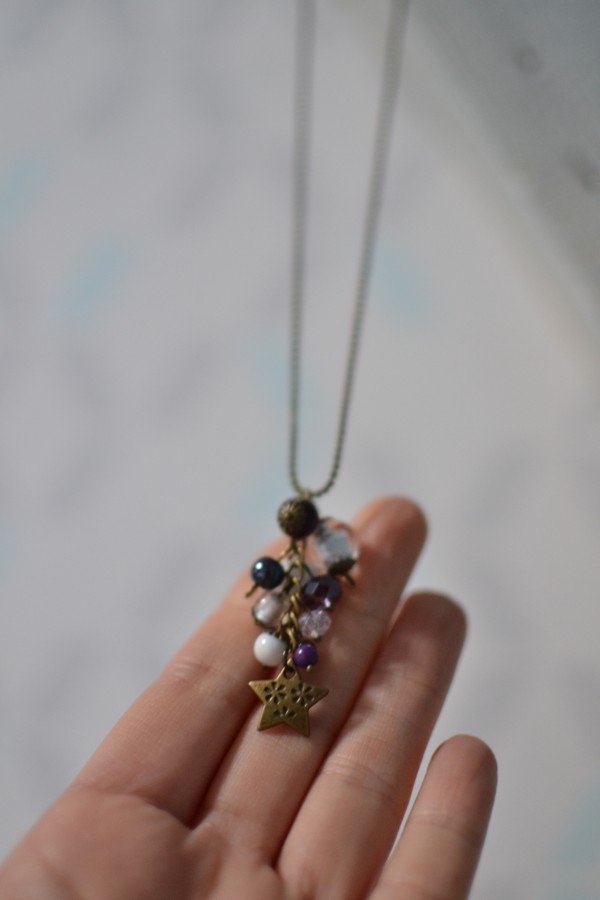 sautoir grappe étoile bronze vieilli et perles violettes et blanches