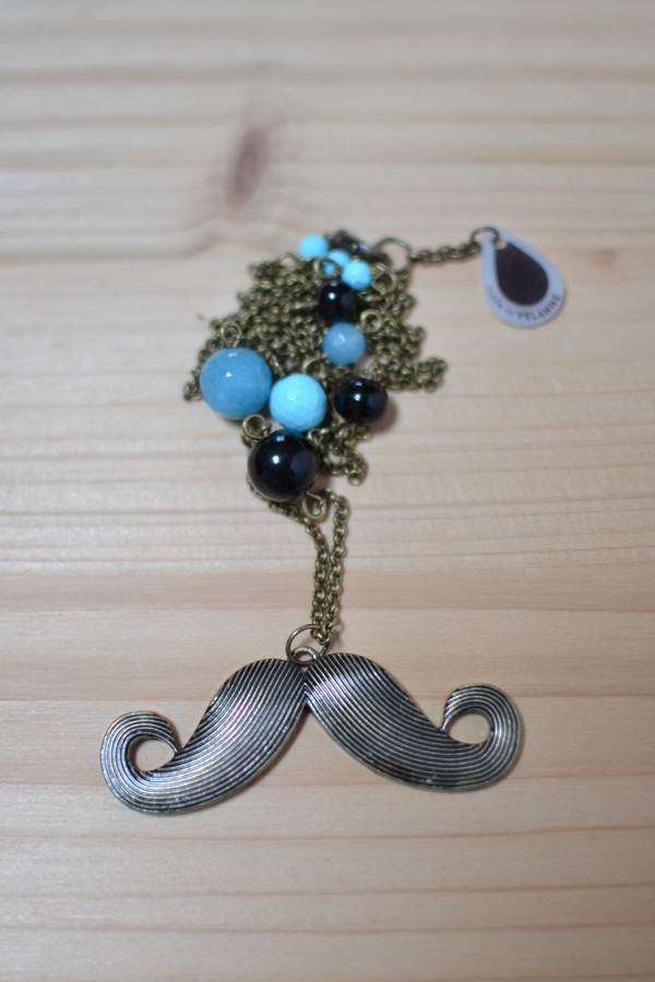 sautoir moustache bronze vieilli, perles noires et bleues