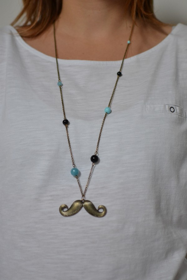 sautoir moustache bronze vieilli, perles noires et bleues porté