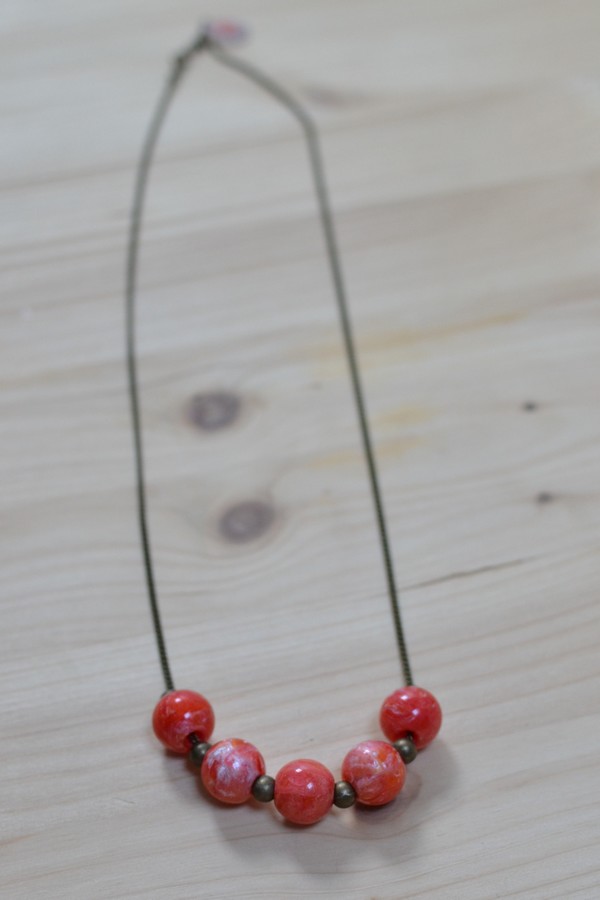 collier bronze et perles en résine rouge orange