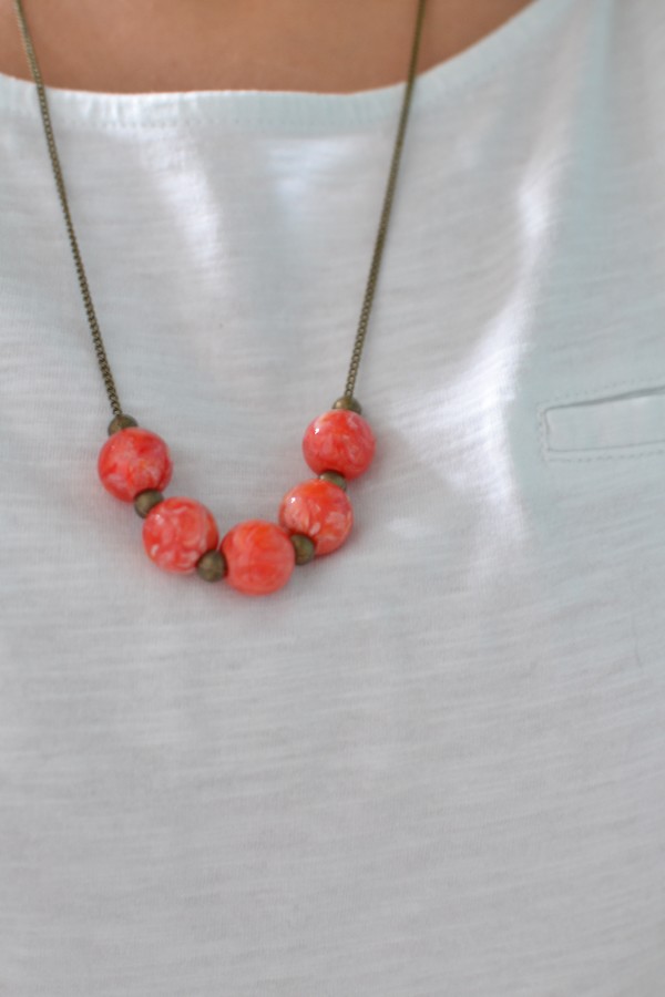 collier bronze et perles en résine rouge orange porté