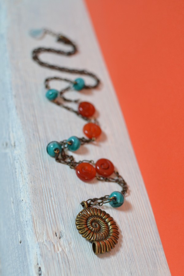 Sautoir bronze vieilli pendentif escargot et perles turquoise et orange