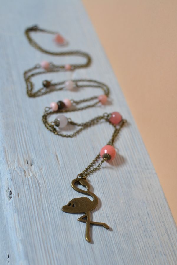 Sautoir flamant rose bronze vieilli et perles saumon