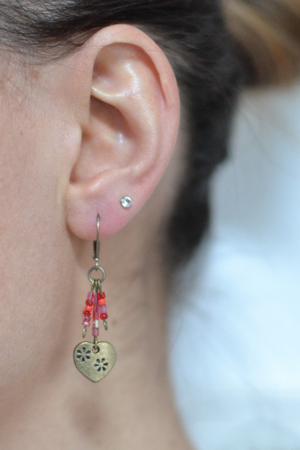 boucles d'oreille coeur bronze vieilli et petites perles rouges