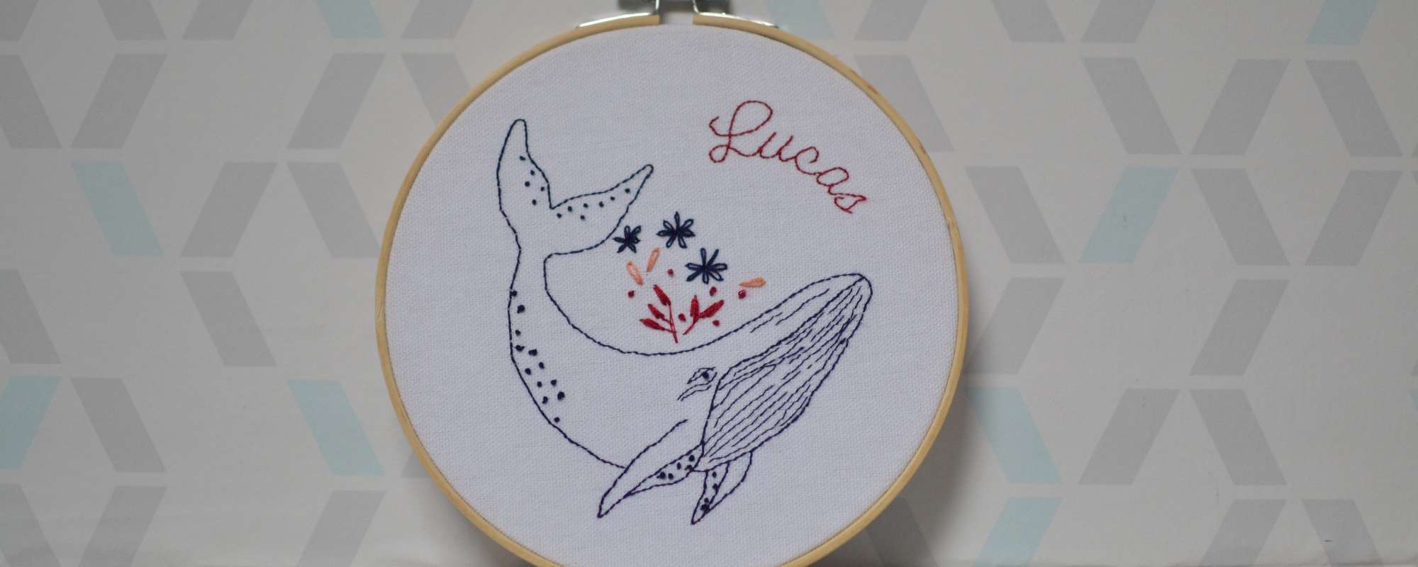 Cadeau de naissance : une broderie baleine pour Lucas