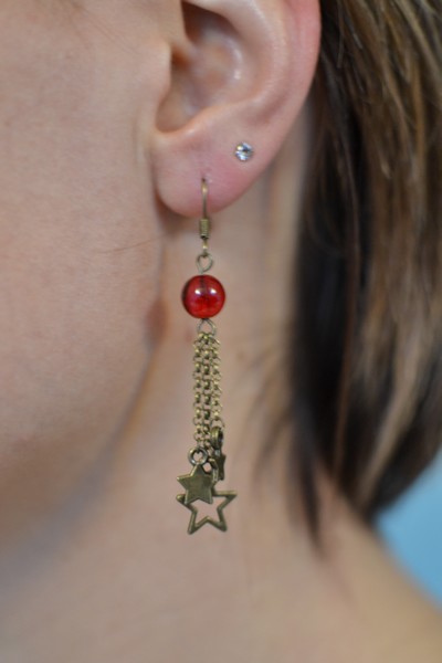 boucle d'oreille bronze vieilli étoiles filantes et perle rouge portée