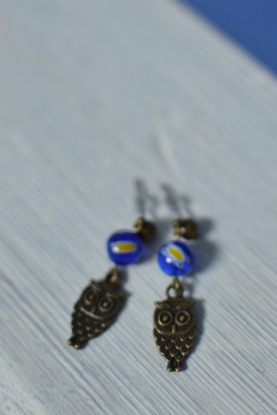 clous d'oreilles hiboux bronze vieilli et perles verre de Murano bleu électrique
