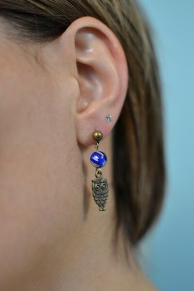 clou d'oreille hibou bronze vieilli et perle verre de Murano bleu électrique porté