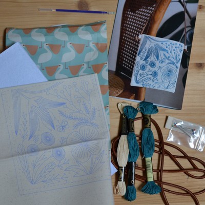 Kit de broderie de pochette florale blanche / bleue Nukumori Creations