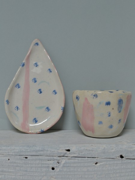 soucoupe et petit pot en céramique blanc bleu rose