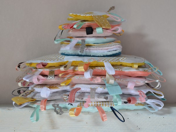 pile de doudous étiquettes nuages, mini doudous étiquettes et lingette de la collection bébé pastel