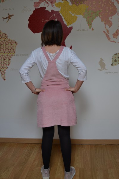 salopette jupe en velours rose portée de dos