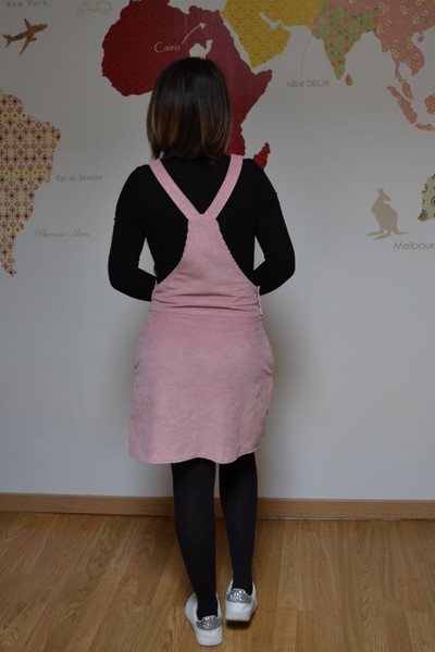 salopette jupe en velours rose portée de dos