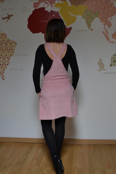 salopette jupe en velours rose portée de dos avec body mina storm