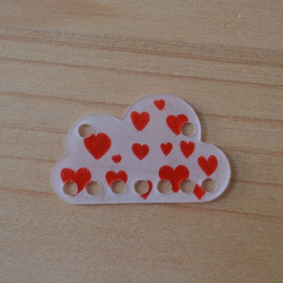 essai raté de pendentifs en forme de nuage motif cœurs rouges
