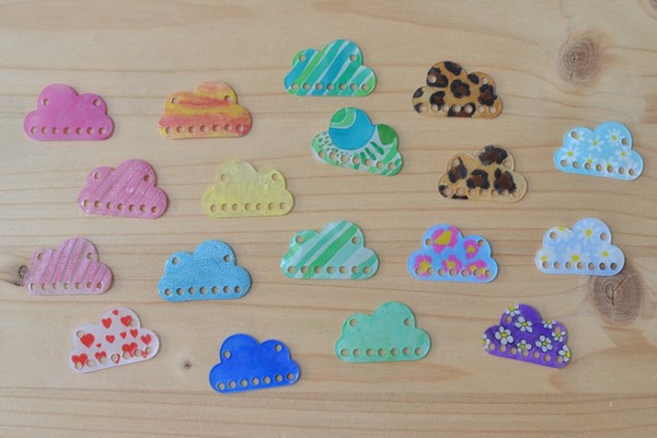 essais ratés de pendentifs en forme de nuage en plastique dingue motifs et couleurs divers et variés