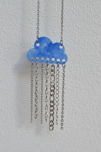 pendentif nuage aquarelle bleu foncé et chaînes en acier inoxydable