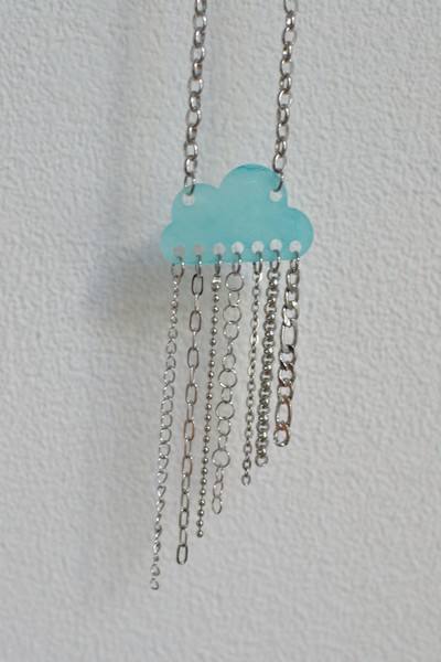 sautoir pendentif nuage aquarelle turquoise et chaînes en acier inoxydable made in Velanne