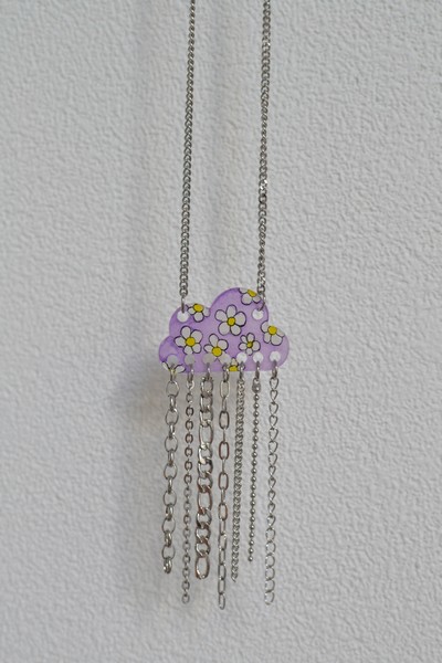 sautoir pendentif nuage violet avec des petites fleurs et chaînettes en acier inoxydable made in Velanne