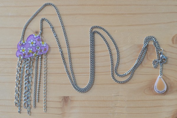 sautoir nuage violet avec des petites fleurs et chaînettes en acier inoxydable made in Velanne disponible chez A'Cajou coiffure (73)
