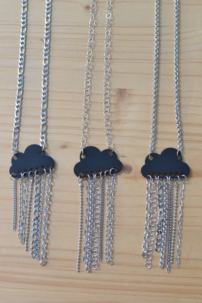 sautoirs nuages en plastique noir et pluie de chaînettes en acier inoxydable made in Velanne