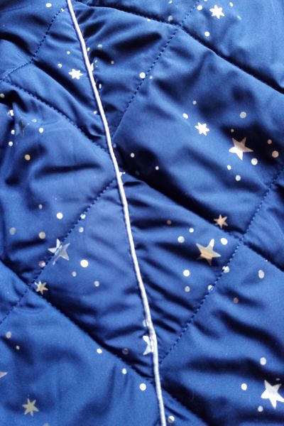 tissu matelassé bleu nuit assemblé avec du passepoil argenté