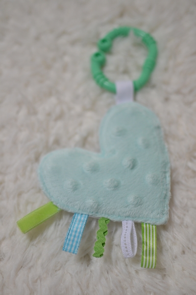 mini doudou coeur vert d'eau et crochet de dentition turquoise