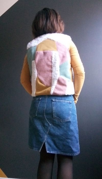 look jupe en jean, tee-shirt à manches longues moutarde et gilet de berger patchwork