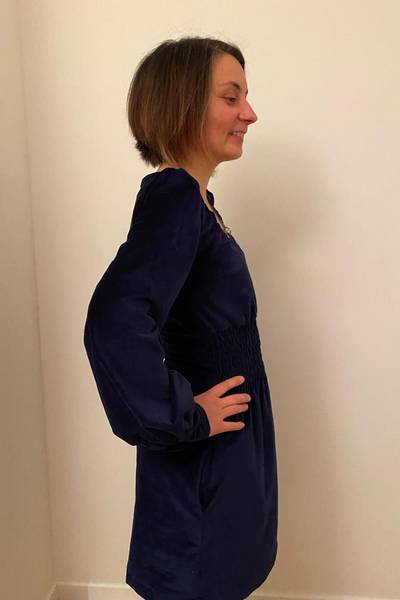 profil robe J'aime de Vanessa Pouzet en velours ras bleu nuit