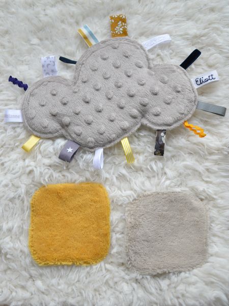 doudou étiquettes nuage moutons et lingettes assorties gris et moutarde