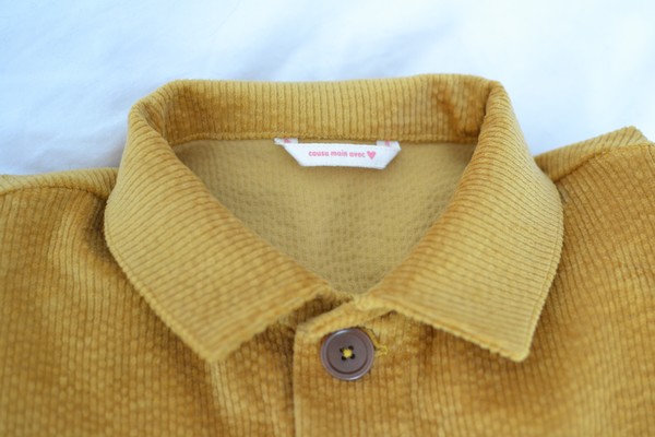 détail col boutonné chemise au Canada en velours ocre