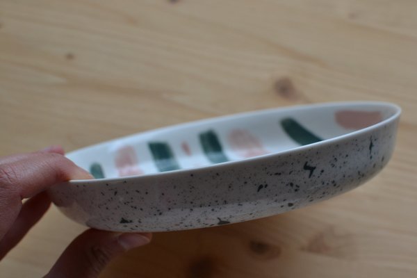 assiette creuse en porcelaine moucheté et rayé rose et vert