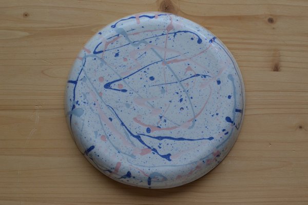 assiette creuse en porcelaine blanche décor giclures bleues et roses