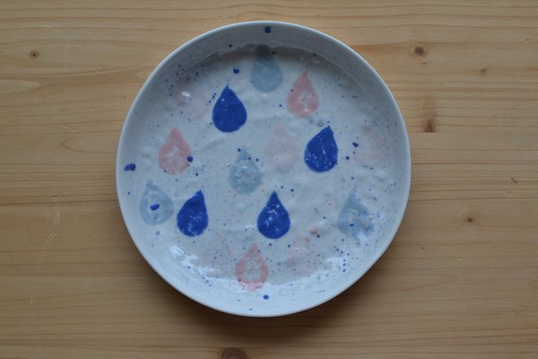 assiette creuse en porcelaine blanche décor gouttes bleues et roses