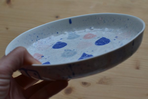 assiette creuse en porcelaine blanche décor gouttes bleues et roses