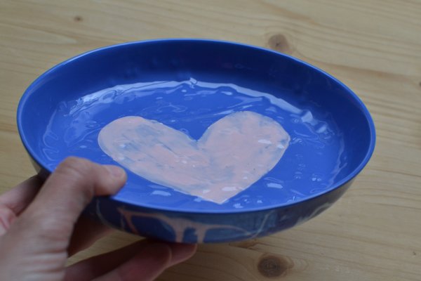 assiette creuse en porcelaine bleue décor cœur rose clair