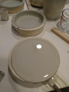 coulage assiette en porcelaine blanche