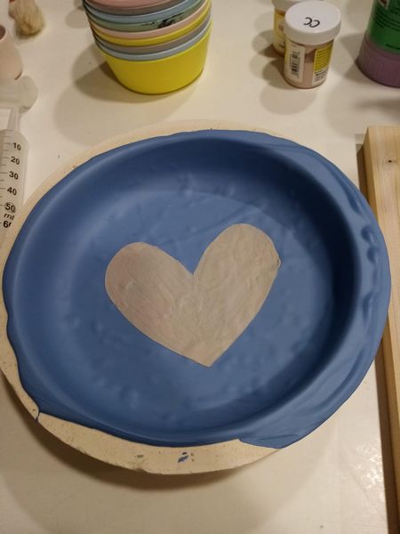 décor cœur rose clair sur assiette en porcelaine bleue