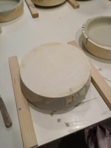 moule en plâtre séchage assiette porcelaine