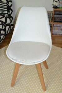 chaise scandinave blanche avec assise usée