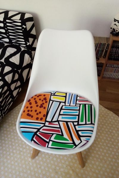 chaise scandinave blanche avec nouvelle assise multicolore