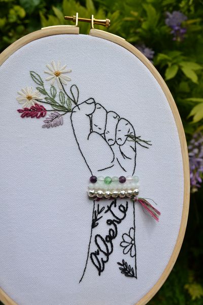 broderie poing levé avec des fleurs photographiée dans mon jardin