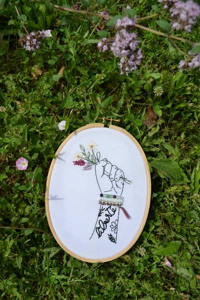 broderie liberté dans l'herbe et les fleurs sauvages